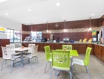 Days Inn & Suites By Wyndham Madisonville Buitenkant foto