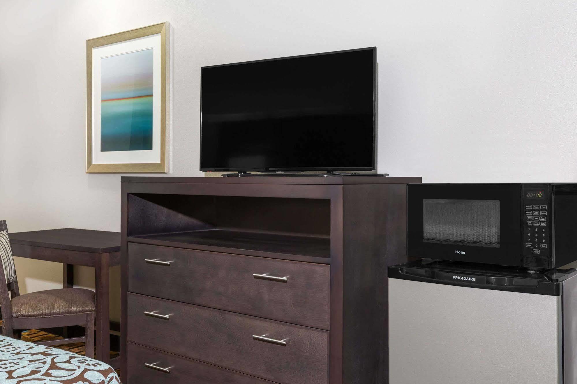 Days Inn & Suites By Wyndham Madisonville Buitenkant foto