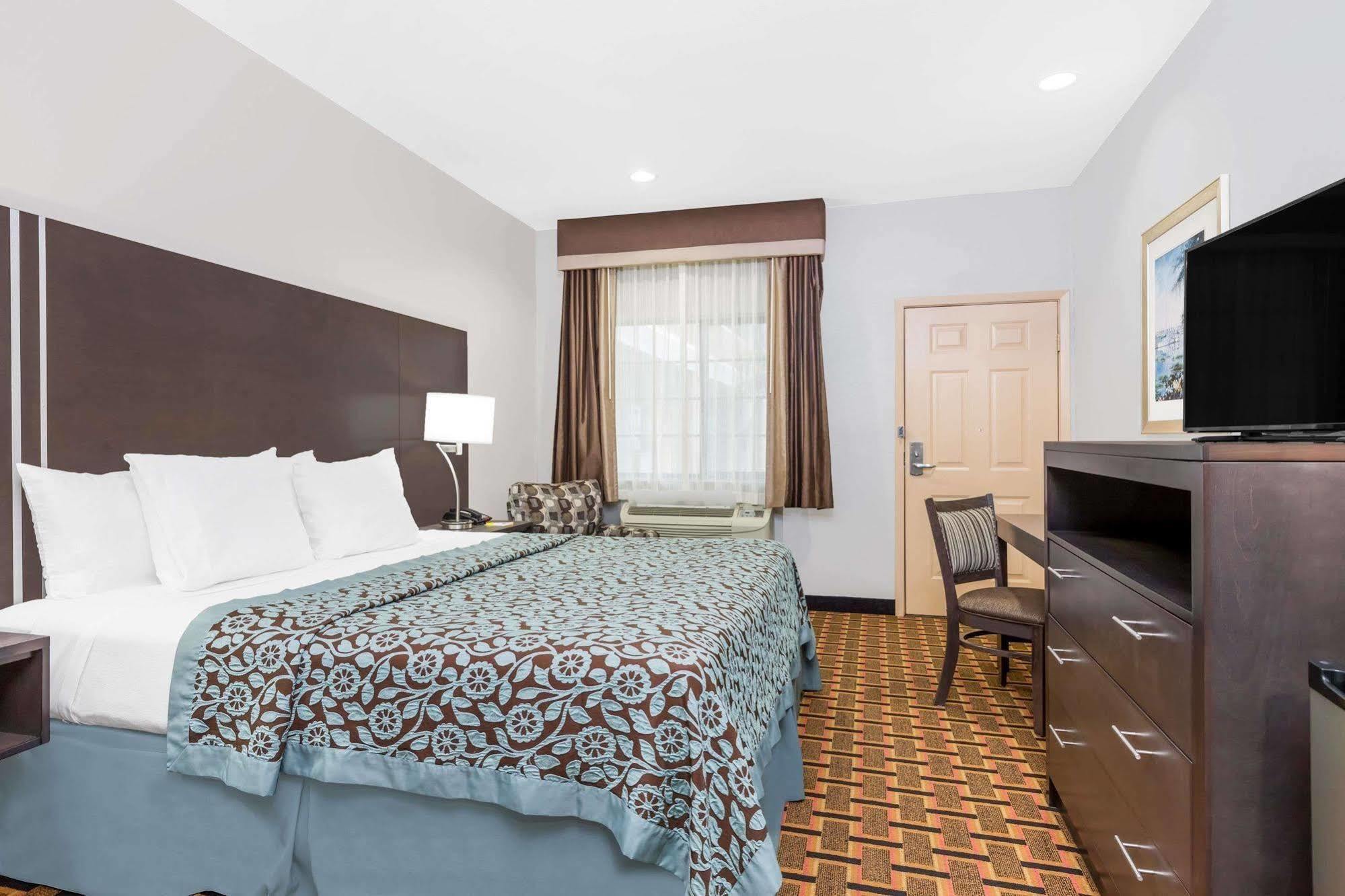 Days Inn & Suites By Wyndham Madisonville Buitenkant foto