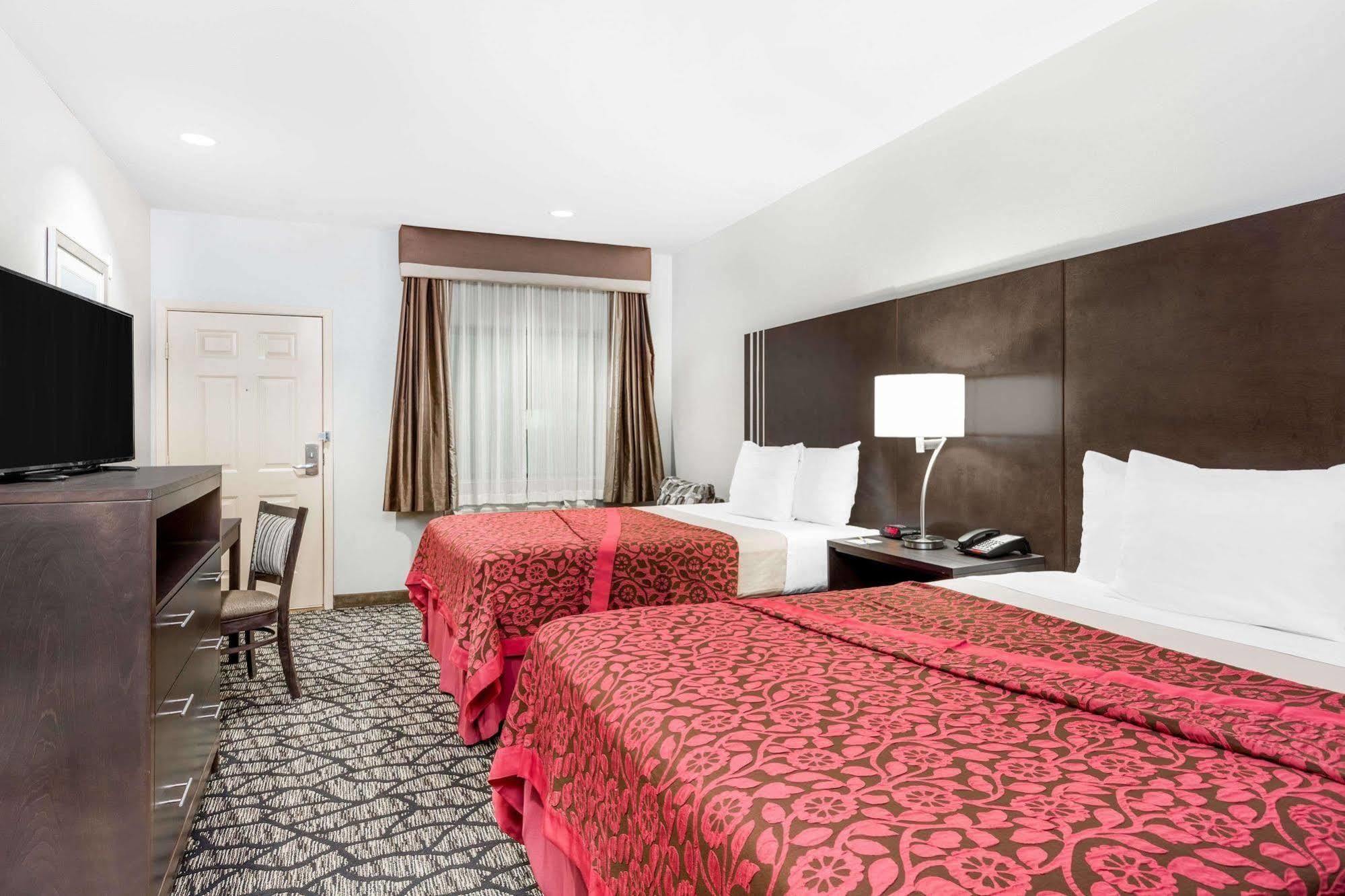Days Inn & Suites By Wyndham Madisonville Buitenkant foto