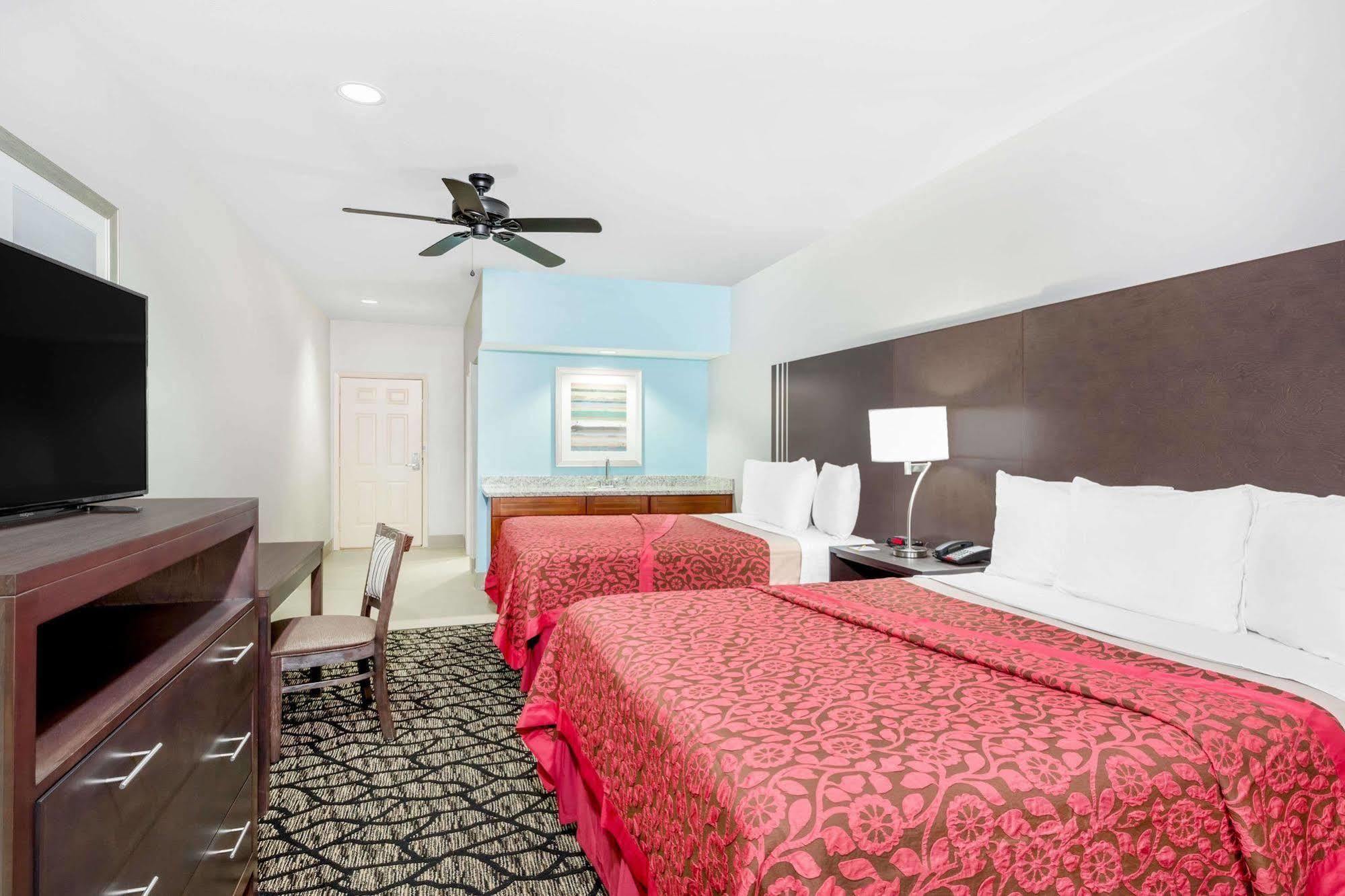 Days Inn & Suites By Wyndham Madisonville Buitenkant foto