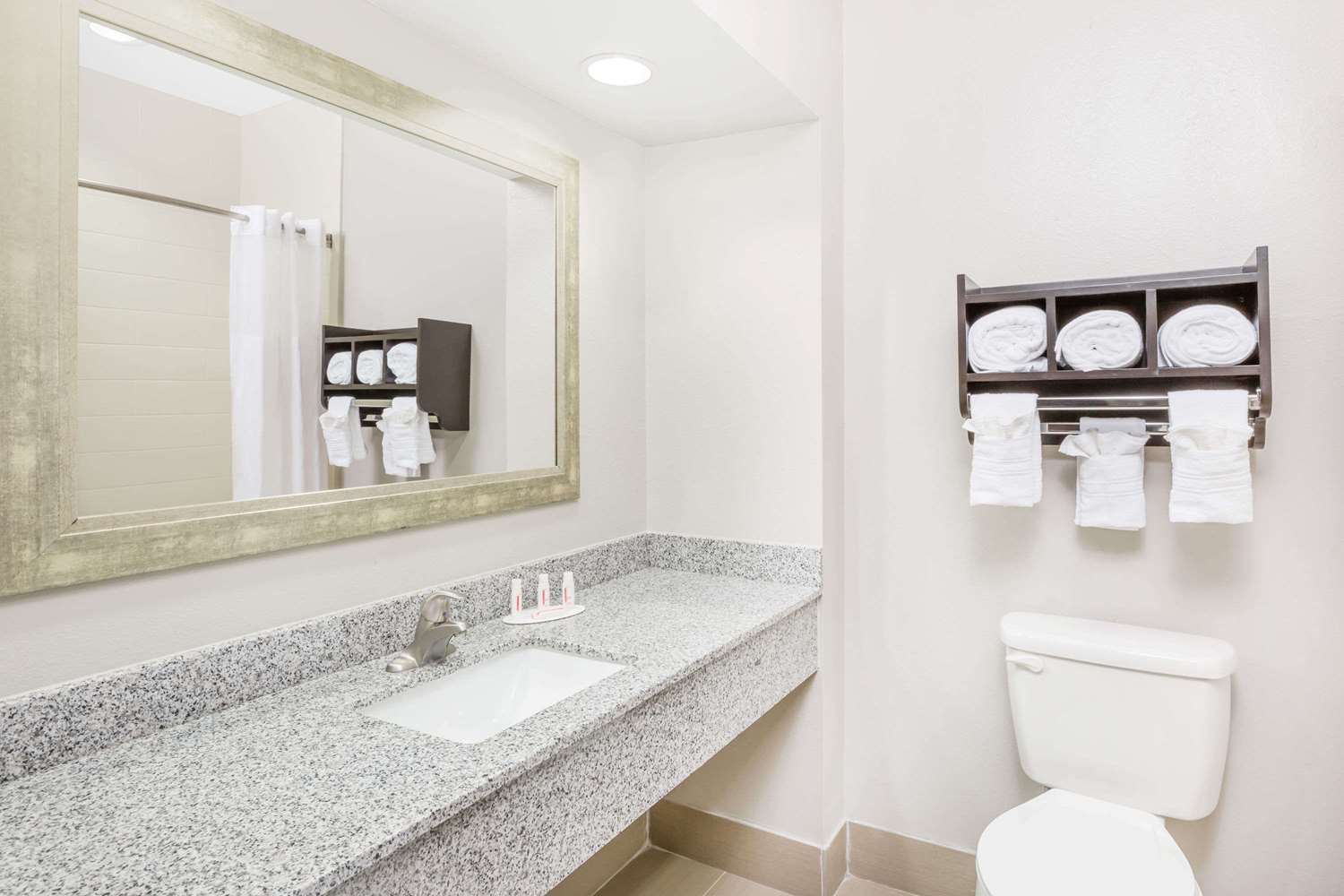 Days Inn & Suites By Wyndham Madisonville Buitenkant foto